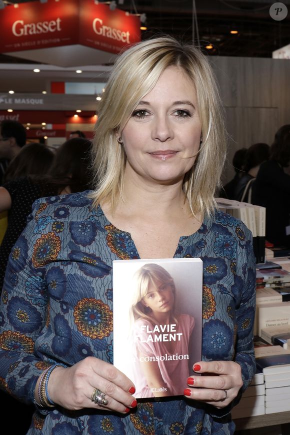 En 2016, Flavie Flament publie La Consolation, un ouvrage autobiographique dans lequel elle revient sur une période particulièrement douloureuse de son enfance. Elle y affirme avoir été victime de violences sexuelles à l’âge de treize ans, évoquant les faits avec des mots forts et personnels. Dans son récit, elle désigne un célèbre photographe, dont le nom de David Hamilton sera ensuite cité publiquement. Ce dernier a toujours contesté ces accusations, affirmant son innocence dans un communiqué transmis à l’AFP. Ce dernier est retrouvé mort à son domicile le 25 novembre 2016.


Flavie Flament lors de la 37ème édition du Salon du livre au parc des expositions, à la porte de Versailles, à Paris, France, le 26 mars 2017. © Cédric Perrin/Bestimage