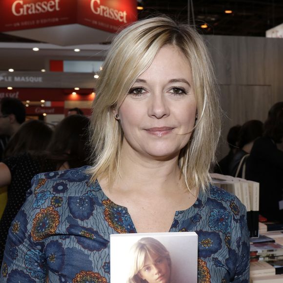 En 2016, Flavie Flament publie La Consolation, un ouvrage autobiographique dans lequel elle revient sur une période particulièrement douloureuse de son enfance. Elle y affirme avoir été victime de violences sexuelles à l’âge de treize ans, évoquant les faits avec des mots forts et personnels. Dans son récit, elle désigne un célèbre photographe, dont le nom de David Hamilton sera ensuite cité publiquement. Ce dernier a toujours contesté ces accusations, affirmant son innocence dans un communiqué transmis à l’AFP. Ce dernier est retrouvé mort à son domicile le 25 novembre 2016.


Flavie Flament lors de la 37ème édition du Salon du livre au parc des expositions, à la porte de Versailles, à Paris, France, le 26 mars 2017. © Cédric Perrin/Bestimage