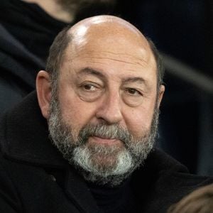 Kad Merad - Célébrités dans les tribunes du match de Ligue des Champions entre le PSG contre le Bayern de Munich (1-2) au Parc des Princes à Paris le 4 novembre 2025. © Cyril Moreau/Bestimage