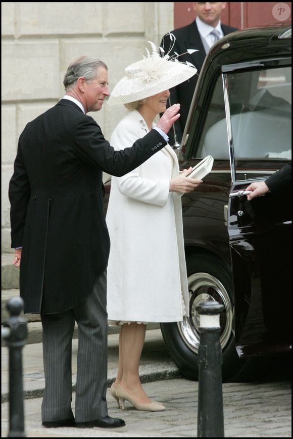 Et Camilla a tenu bon selon celle qui l'a coiffée pour ses fiançailles et le jour de son mariage au média" Hello"

Mariage de Charles et Camilla à Windsor le 9 avril 2005