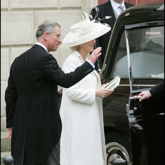Et Camilla a tenu bon selon celle qui l'a coiffée pour ses fiançailles et le jour de son mariage au média" Hello"

Mariage de Charles et Camilla à Windsor le 9 avril 2005