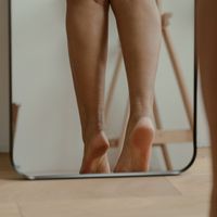 La technique des stylistes pour éviter que les cuisses ne frottent sous une robe, sans porter de short ou s'appliquer du talc classique