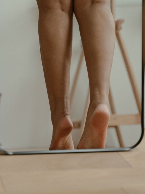 La technique des stylistes pour éviter que les cuisses ne frottent sous une robe, sans porter de short ou s'appliquer du talc classique