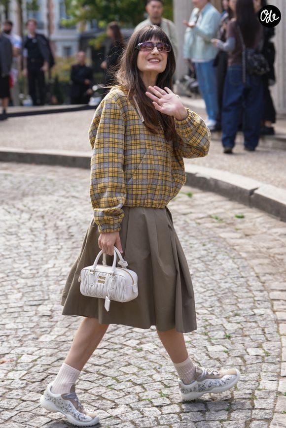Marguerite a rivalisé d'élégance grâce à un look sportswear, très proche de celui de Louane.

Marguerite Dedeyan au défilé Miu Miu prêt-à-porter Femme Printemps-Été 2027 lors de la Fashion Week de Paris, le 4 octobre 2026.

 © Lucia Sabatelli / Bestimage