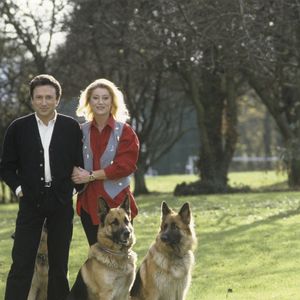 Archives -En France, à Feucherolles, Michel DRUCKER et SHEILA, lors de l'émission MUSIC STARS, dans la propriété de la chanteuse, en compagnie de ses chiens Fine, Plouc et Houps, trois bergers allemands © Michel Marizy via Bestimage