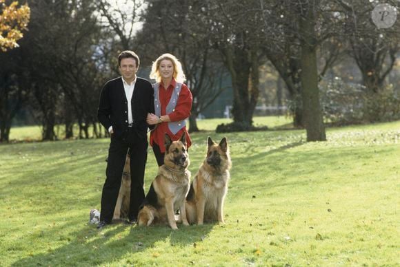 Archives -En France, à Feucherolles, Michel DRUCKER et SHEILA, lors de l'émission MUSIC STARS, dans la propriété de la chanteuse, en compagnie de ses chiens Fine, Plouc et Houps, trois bergers allemands © Michel Marizy via Bestimage