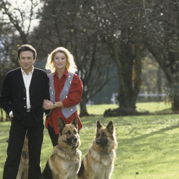 Archives -En France, à Feucherolles, Michel DRUCKER et SHEILA, lors de l'émission MUSIC STARS, dans la propriété de la chanteuse, en compagnie de ses chiens Fine, Plouc et Houps, trois bergers allemands © Michel Marizy via Bestimage