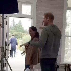 qu'elle fait apparaître, le visage masqué, sur les réseaux sociaux

Tournage de la série "With Love, Meghan" avec la duchesse Meghan et le prince Harry
©Instagram