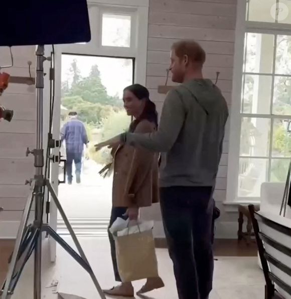 qu'elle fait apparaître, le visage masqué, sur les réseaux sociaux

Tournage de la série "With Love, Meghan" avec la duchesse Meghan et le prince Harry
©Instagram