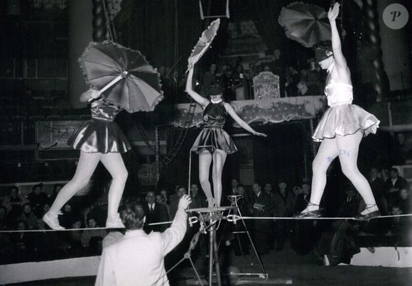 24 février 1954 - Voici Suzanne Gabriello, Françoise Dorin et Perrete Souplex pendant leur répétition pour ''Les Filles à Papa'' au Gala de l'Union des Artistes.  (Image : © Keystone Press Agency/ZUMA Press Wire)