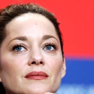 Pas “sportive de base”, elle a appris à aimer bouger : le sport lui permet aujourd’hui de mieux connaître son corps et d’y prendre du plaisir.

Marion Cotillard - Conférence de presse du film "The Ice Tower" lors de la 75ème édition du festival international du film de Berlin (La Berlinale 2025), le 16 février 2025.

Action Press / Bestimage