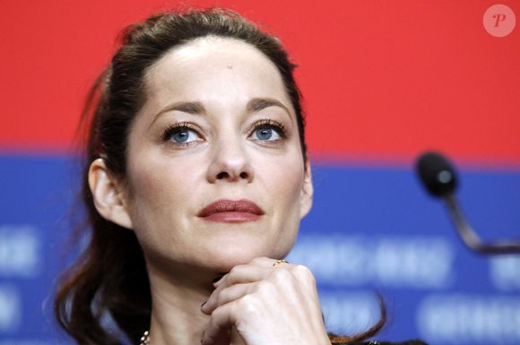 Pas “sportive de base”, elle a appris à aimer bouger : le sport lui permet aujourd’hui de mieux connaître son corps et d’y prendre du plaisir.

Marion Cotillard - Conférence de presse du film "The Ice Tower" lors de la 75ème édition du festival international du film de Berlin (La Berlinale 2025), le 16 février 2025.

Action Press / Bestimage
