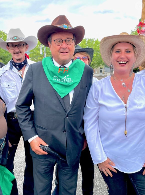 Exclusif - François Hollande, venu tester la danse country avec le club local, à l’arrivée de la 3ème étape de la 58ème édition du Tour Du Limousin-Périgord Nouvelle Aquitaine à Masseret (Corrèze), France, le 21 août 2025. © Fabien Faure/Bestimage