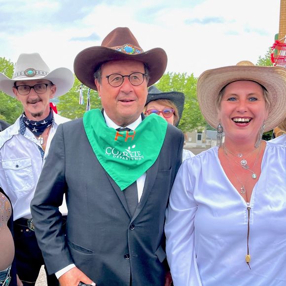 Exclusif - François Hollande, venu tester la danse country avec le club local, à l’arrivée de la 3ème étape de la 58ème édition du Tour Du Limousin-Périgord Nouvelle Aquitaine à Masseret (Corrèze), France, le 21 août 2025. © Fabien Faure/Bestimage