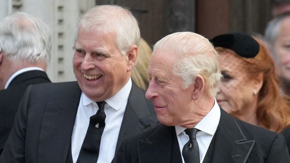 Une prise de parole rapide ! Charles III sort de sa réserve après ce qui est arrivé à son frère, l'ex-prince Andrew