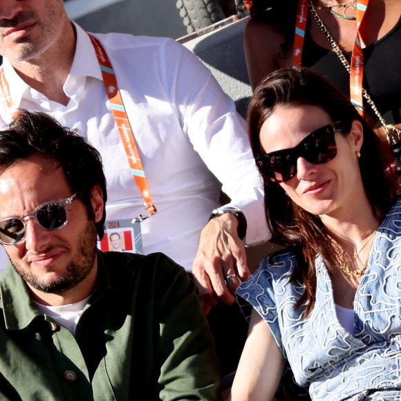 Vianney et sa femme Catherine Robert - Célébrités dans les tribunes des Internationaux de France de tennis de Roland Garros 2024 à Paris le 7 juin 2024.  © Jacovides-Moreau/Bestimage