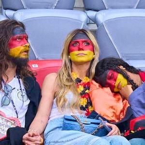 Heidi Klum GNTM avec son mari Tom Kaulitz et ses quatre enfants Lou à côté d'elle, Johan, Henry et Leni avec son petit ami Aris Rachevsky lors du match de la phase de groupe ALLEMAGNE - ECOSSE 5-1 du Championnat d'Europe 2024 de l'UEFA, le 14 juin 2024 à Munich, Allemagne. Photo de Imago/ABACAPRESS.COM
