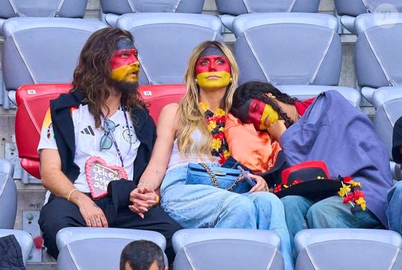 Heidi Klum GNTM avec son mari Tom Kaulitz et ses quatre enfants Lou à côté d'elle, Johan, Henry et Leni avec son petit ami Aris Rachevsky lors du match de la phase de groupe ALLEMAGNE - ECOSSE 5-1 du Championnat d'Europe 2024 de l'UEFA, le 14 juin 2024 à Munich, Allemagne. Photo de Imago/ABACAPRESS.COM