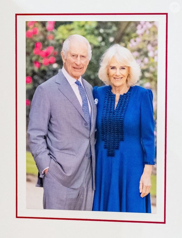 Le roi Charles III et la reine Camilla y seront les 24 et 25 décembre.

La carte de Noël 2024 représente le roi Charles III et la reine Camilla devant un arbre de Noël au palais de Buckingham à Londres. La photo a été prise dans les jardins de Buckingham Palace par Millie Pilkington. Date de la photo : jeudi 5 décembre 2024.