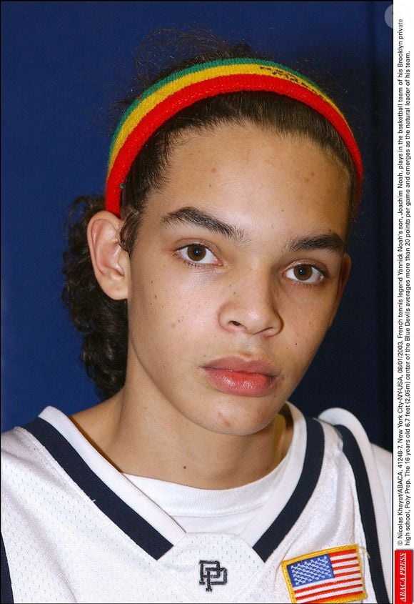 © Nicolas Khayat/ABACA. 41248-7. New York City-NY-USA, 08/01/2003. Le fils de Yannick Noah, légende du tennis français, Joakim Noah, joue dans l'équipe de basket-ball de son lycée privé de Brooklyn, Poly Prep. Le centre des Blue Devils, âgé de 16 ans et mesurant 2,05 m, marque en moyenne plus de 20 points par match et s'impose comme le leader naturel de son équipe.