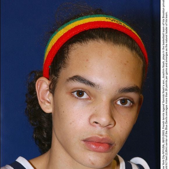 © Nicolas Khayat/ABACA. 41248-7. New York City-NY-USA, 08/01/2003. Le fils de Yannick Noah, légende du tennis français, Joakim Noah, joue dans l'équipe de basket-ball de son lycée privé de Brooklyn, Poly Prep. Le centre des Blue Devils, âgé de 16 ans et mesurant 2,05 m, marque en moyenne plus de 20 points par match et s'impose comme le leader naturel de son équipe.