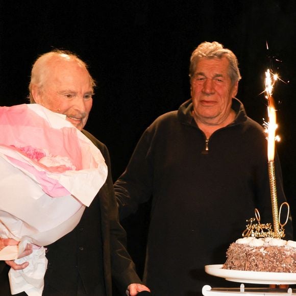 Popeck, Jean-Pierre Castaldi et Véronique Genest - Anniversaire surprise de Popeck à l'occasion de ses 90 ans sur la scène du théâtre de Passy à Paris le 18 mai 2025. © Coadic Guirec/Bestimage