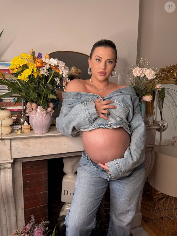 Dans un post Instagram, l'ex-chroniqueuse de "TMPM" a déclaré : "De retour après deux mois alitée", tout en remerciant les internautes pour leur soutien quotidien.

Capture Instagram de Kelly Vedovelli.