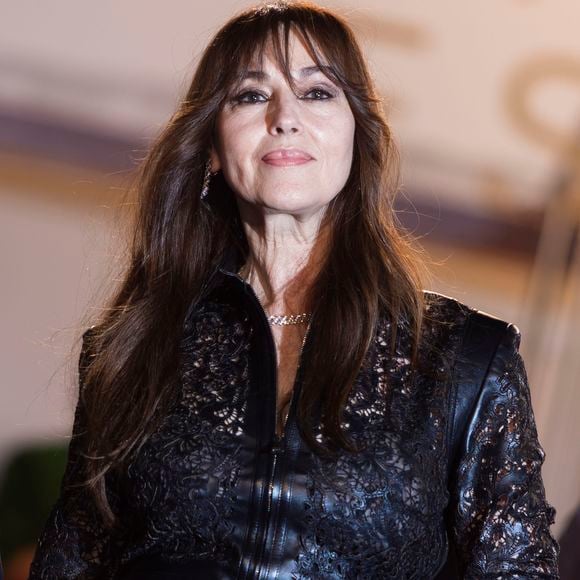 Monica Bellucci - Descente des marches du film " Histoires de la nuit " lors du 79ème Festival International du Film de Cannes, le 22 mai 2026. © Camilla Canalini / Bestimage