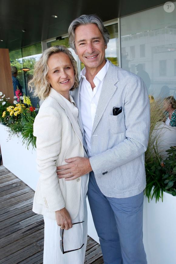 Elle forme avec Laurent Solly une famille recomposée de quatre enfants : Rosalie, Marceau, Victoire et Sixtine.

Exclusif - Caroline Roux et son compagnon Laurent Solly - Déjeuner dans la loge de France Télévisions lors de la Finale Hommes des Internationaux de France de Tennis de Roland Garros  
© Bertrand Rindoff / Bestimage