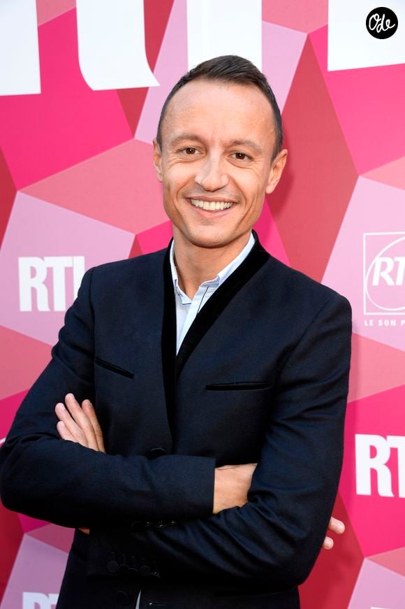 "L’aventure s’arrête ici à notre plus grand regret. Sachez qu’on avait un plaisir fou à vous retrouver tous les samedis pour partager des moments de rires, d’émotions et de confidences avec nos invités", a d’abord annoncé Eric Dussart.

Éric Dussart - Conférence de presse de rentrée du groupe RTL à Paris le 7 septembre 2016. © Coadic Guirec / Bestimage