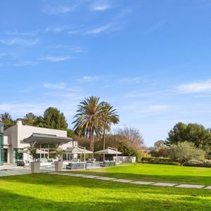 Exclusif - La nouvelle villa de Kanye West à Beverly Hills. Kanye a finalisé l'achat hors marché pour 35 millions de dollars. La propriété de style méditerranéen comprend environ 1900 m2 d'espace habitable, des jardins privés et des vues panoramiques sur la ville. Los Angeles, le 15 décembre 2024.