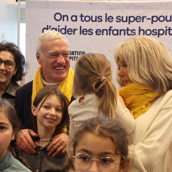 Le sélectionneur de l'équipe de France de football Didier Deschamps et Brigitte Macron se tiennent devant le bureau de poste principal de Bordeaux, dans le sud-ouest de la France, le 8 janvier 2025, alors qu'ils lancent l'édition 2025 du fonds de charité appelé "Opérations pièces jaunes", dont la fondation vise à améliorer les conditions des enfants hospitalisés. Le sélectionneur de l'équipe de France, vainqueur de la Coupe du monde 2018, Didier Deschamps, a annoncé le 8 janvier 2025 qu'il quitterait son poste après la phase finale de 2026. © Fabien Cottereau - Patrick Bernard/Bestimage