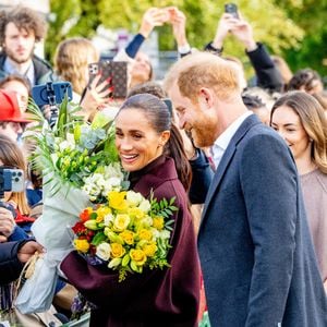Selon la presse britannique, la famille vit désormais dans les Cotswolds, au nord-ouest de Londres.

Le prince Harry, duc de Sussex et Meghan Markle, duchesse de Sussex, lors de la visite de l'association caritative pour la jeunesse et la communauté 'The Community Recording Studio' dans le quartier de St Ann’s à Nottingham le 15 octobre 2026.

Photo : Backgrid USA / Bestimage