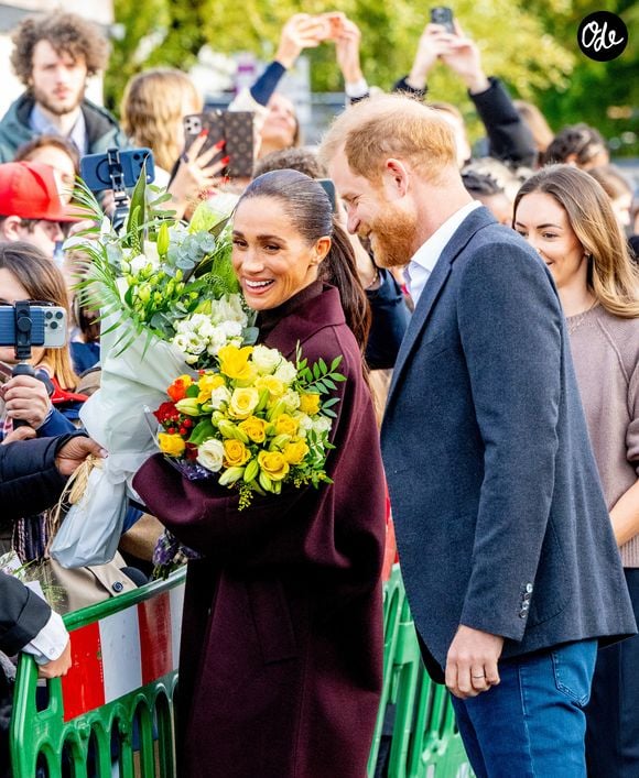 Selon la presse britannique, la famille vit désormais dans les Cotswolds, au nord-ouest de Londres.

Le prince Harry, duc de Sussex et Meghan Markle, duchesse de Sussex, lors de la visite de l'association caritative pour la jeunesse et la communauté 'The Community Recording Studio' dans le quartier de St Ann’s à Nottingham le 15 octobre 2026.

Photo : Backgrid USA / Bestimage