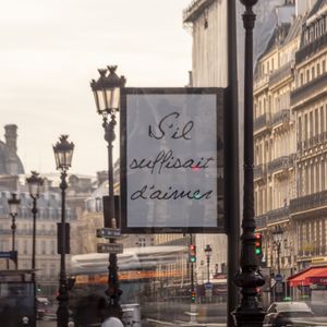 Une mystérieuse campagne d'affichage reprenant les titres iconiques de Céline Dion s'est emparée de Paris ces dernières heures. Ces visuels sobres suggèrent le retour imminent de la star québécoise pour une série de concerts exceptionnels en 2026. L'engouement est déjà immense et les rumeurs évoquent également la sortie d'un nouvel album francophone pour accompagner cet évènement. France, le 24 mars 2026.
© Théo Castillon / Bestimage