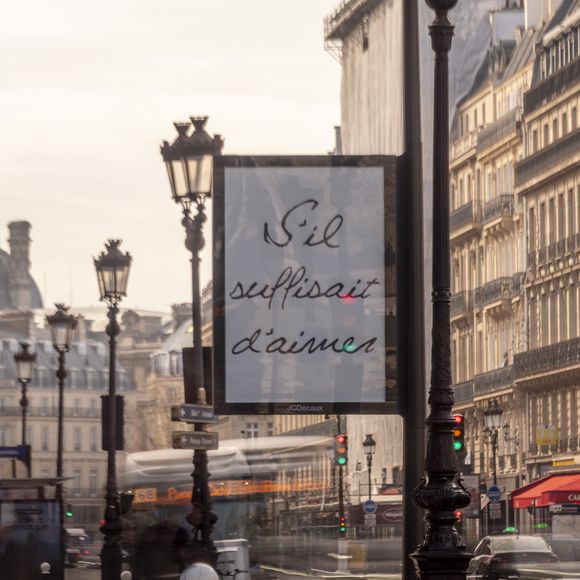 Une mystérieuse campagne d'affichage reprenant les titres iconiques de Céline Dion s'est emparée de Paris ces dernières heures. Ces visuels sobres suggèrent le retour imminent de la star québécoise pour une série de concerts exceptionnels en 2026. L'engouement est déjà immense et les rumeurs évoquent également la sortie d'un nouvel album francophone pour accompagner cet évènement. France, le 24 mars 2026.
© Théo Castillon / Bestimage