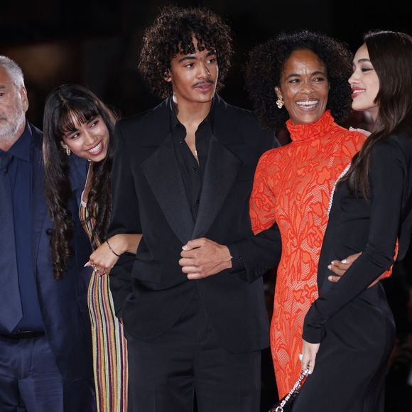 Luc Besson, Virginie Silla et leurs trois enfants Thalia Besson, Mao Besson et Sateen Besson - Red Carpet de la première du film de L.Besson "DogMan" lors du festival international du film de Venise, La Mostra - Action Press / Bestimage