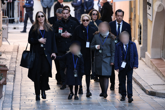 Nicolas-Jacques Charrier, Anna, la petite-fille de Brigitte Bardot avec ses enfants arrivant à l'église Notre-Dame de l'Assomption, pour la cérémonie funéraire de l'actrice française Brigitte Bardot, à Saint-Tropez, dans le sud-est de la France. Photo par Julien Reynaud/APS-Medias/ABACAPRESS.COM