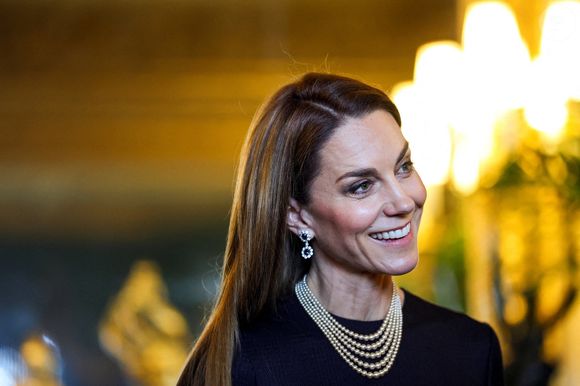 Récemment, le prince s’est montré particulièrement attentif lors d’un déplacement officiel avec Kate Middleton. Le couple visitait des objets liés à l’Allemagne, dans le cadre d’une visite d’État.

Catherine (Kate) Middleton, princesse de Galles, contemplent la "Collection Royale" dans le Salon Vert du château de Windsor, dans le cadre de leur visite officielle au Royaume-Uni. Windsor, le 3 décembre 2025.

Hannah McKay/WPA-Pool/Julien Burton via Bestimage