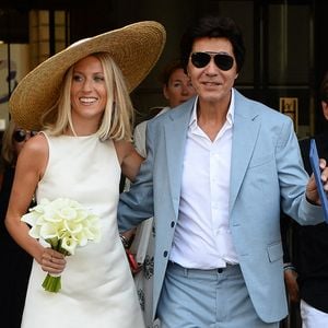 Les jeunes mariés, Jean-Luc Lahaye et sa femme Paola (Lahaye-Aubin) à la sortie de la mairie du 18ème arrondissement de Paris. Photo par Agence / Bestimage