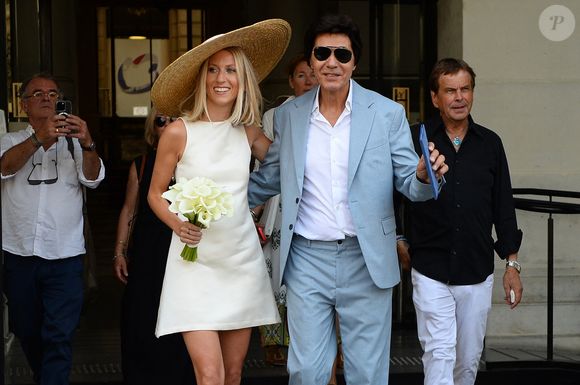 Les jeunes mariés, Jean-Luc Lahaye et sa femme Paola (Lahaye-Aubin) à la sortie de la mairie du 18ème arrondissement de Paris. Photo par Agence / Bestimage