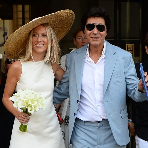 Les jeunes mariés, Jean-Luc Lahaye et sa femme Paola (Lahaye-Aubin) à la sortie de la mairie du 18ème arrondissement de Paris. Photo par Agence / Bestimage
