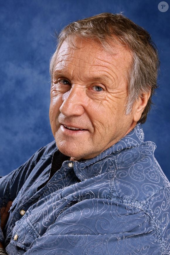 Yves Renier pose lors d'une séance photo à Paris, France, octobre 2008. Photo par VIM/ABACAPRESS.COM