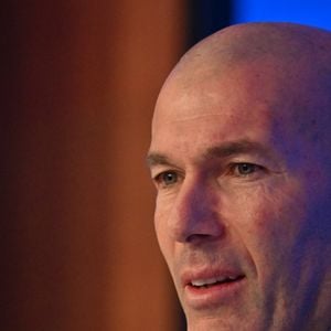 Il continuera donc de couler des jours heureux dans sa somptueuse villa madrilène de plus de 1000 m2, située dans le "quartier des Français". 

L'ancien international français de football Zinédine Zidane s'exprime lors d'une conférence de presse visant à le présenter comme le nouveau sélectionneur de l'équipe de France, au siège de la Fédération française de football (FFF) à Paris, le 28 juillet 2026. © Christian Liewig/Bestimage