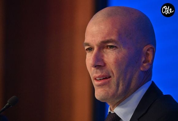 Il continuera donc de couler des jours heureux dans sa somptueuse villa madrilène de plus de 1000 m2, située dans le "quartier des Français". 

L'ancien international français de football Zinédine Zidane s'exprime lors d'une conférence de presse visant à le présenter comme le nouveau sélectionneur de l'équipe de France, au siège de la Fédération française de football (FFF) à Paris, le 28 juillet 2026. © Christian Liewig/Bestimage