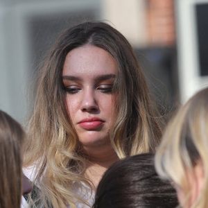 Malgré cette peine immense, les femmes de la famille s'épaulent et puisent leur force dans le magnifique héritage de positivité et de bienveillance laissé par l'actrice.

Milla Savarese, la fille unique d'E.Dequenne - 300 personnes réunies pour rendre hommage à Emilie Dequenne dans sa ville de Chièvres (Belgique), le 9 avril 2025, quelques semaines après son décès prématuré, survenu le 16 mars 2025. Une plaque commémorative a été installée dans la salle des Pas Perdus de l'hôtel de ville, renommée "Espace Émilie Dequenne". La famille de la comédienne a lancé un appel aux dons pour soutenir la lutte contre le cancer.