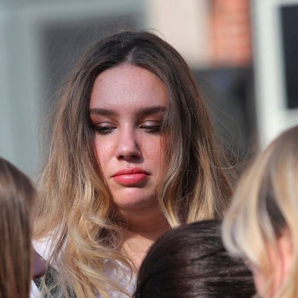 Malgré cette peine immense, les femmes de la famille s'épaulent et puisent leur force dans le magnifique héritage de positivité et de bienveillance laissé par l'actrice.

Milla Savarese, la fille unique d'E.Dequenne - 300 personnes réunies pour rendre hommage à Emilie Dequenne dans sa ville de Chièvres (Belgique), le 9 avril 2025, quelques semaines après son décès prématuré, survenu le 16 mars 2025. Une plaque commémorative a été installée dans la salle des Pas Perdus de l'hôtel de ville, renommée "Espace Émilie Dequenne". La famille de la comédienne a lancé un appel aux dons pour soutenir la lutte contre le cancer.