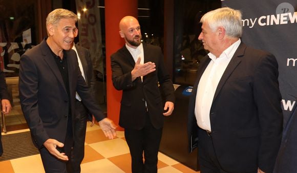 L'acteur est ainsi devenu, officiellement, un résident de cette commune provençale de 17.000 habitants. 

Exclusif - George Clooney inaugure le cinéma "Liberté" en présence du maire de Brignoles, Didier Brémond et le président de Cinéwest, Daniel Taillandier à Brignoles dans le Var le 7 novembre 2024. © Luc Boutria/Nice-Matin/Bestimage