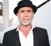 Et de préciser : "Je préfère le jeu provençal qui est plus technique"
Exclusif - Eric Cantona en backstage de l'émission "C à vous" lors du 79ème Festival International du Film de Cannes le 16 mai 2026. © Jack Tribeca/Bestimage