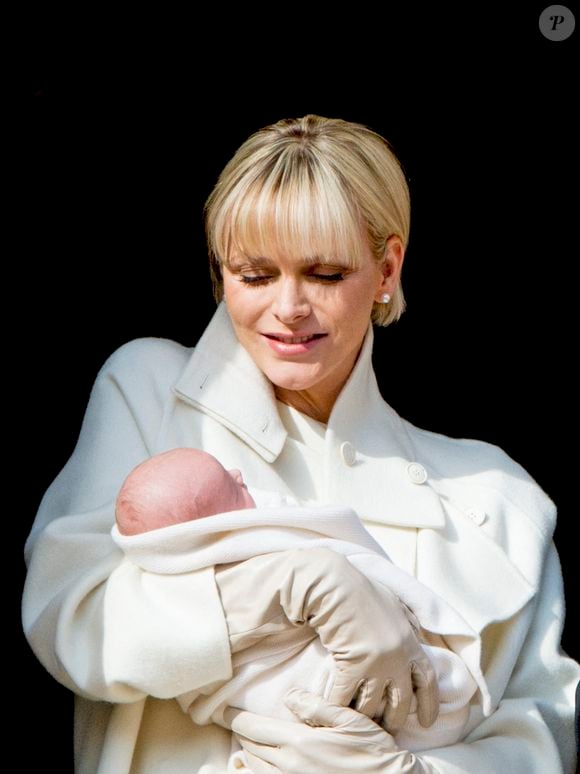 La princesse Charlène de Monaco présente au public l'un de ses jumeaux, la princesse Gabriella et le prince Jacques, depuis le balcon du Palais princier à Monaco, le 7 janvier 2015. Il s'agit de la première apparition publique des jumeaux royaux. Cette date a été déclarée jour férié dans la Principauté. Jacques, prince héréditaire de Monaco, est désormais le premier à succéder à son père, le prince Albert II. Photo by Robin Utrecht/ABACAPRESS.COM